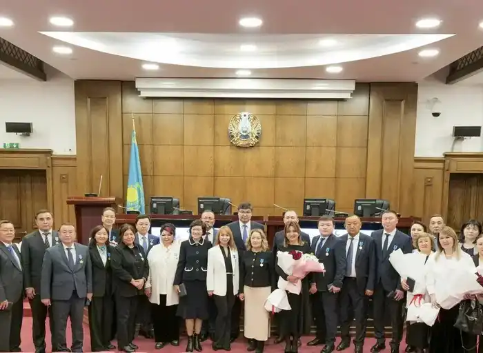 Министр финансов Мади Такиев вручил государственные награды руководителям региональных Департаментов казначейства (10)