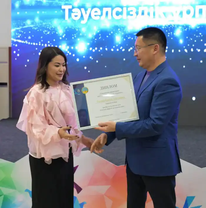 Открытый диалог с молодёжью: в Павлодаре вручили премий «Тәуелсіздік ұрпақтары» и «Kasip Zhuldyzy 2025» (7)