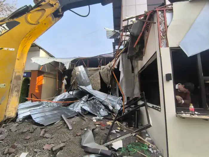 В Алматы по решению суда под снос попало очередное кафе (4)