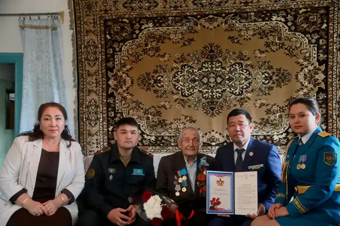 Министр обороны поздравил фронтовика с днем рождения (2)