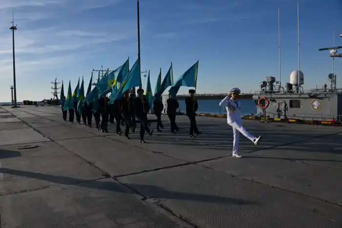 Военные моряки пронесли по Каспийскому морю Государственный флаг Казахстана (4)