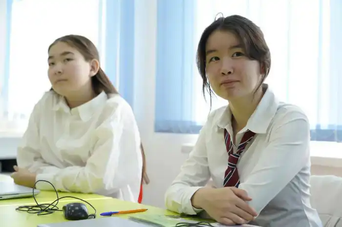 Столичный учитель успешно применяет ИИ в обучении школьников (5)