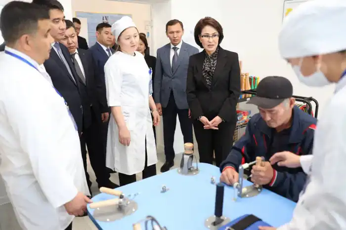 А.АЛЬНАЗАРОВА ПОСЕТИЛА ВРАЧЕБНУЮ АМБУЛАТОРИЮ СЕЛА МАРЖАНБУЛАК (2)