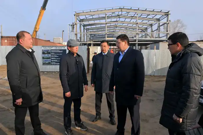 Аким области ознакомился со строительством физкультурно-оздоровительного комплекса в Семее (10)