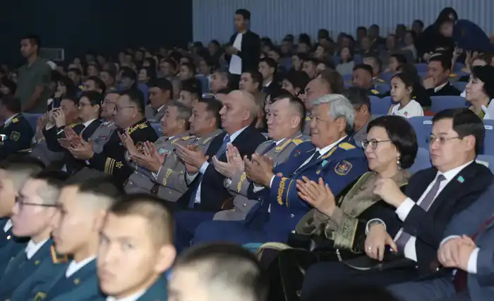 Искусственный интеллект на сцене: Минобороны провело уникальный концерт к Дню Республики (2)