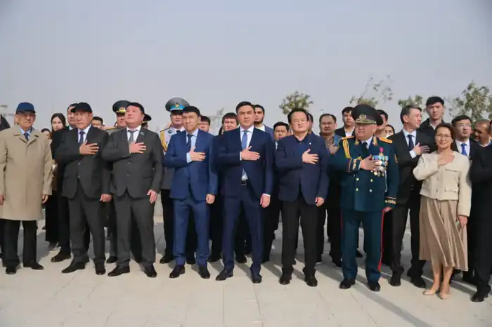 В ШЫМКЕНТЕ В ЧЕСТЬ ДНЯ РЕСПУБЛИКИ ТОРЖЕСТВЕННО ПОДНЯЛИ ГОСУДАРСТВЕННЫЙ ФЛАГ (2)