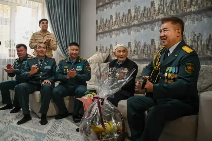 В Астане военнослужащие поздравили ветерана войны Рзагула Байкешева с днем рождения (4)