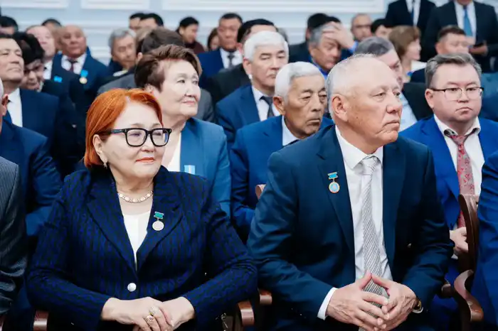 В Западно-Казахстанской области ко Дню Республики вручены государственные награды (3)