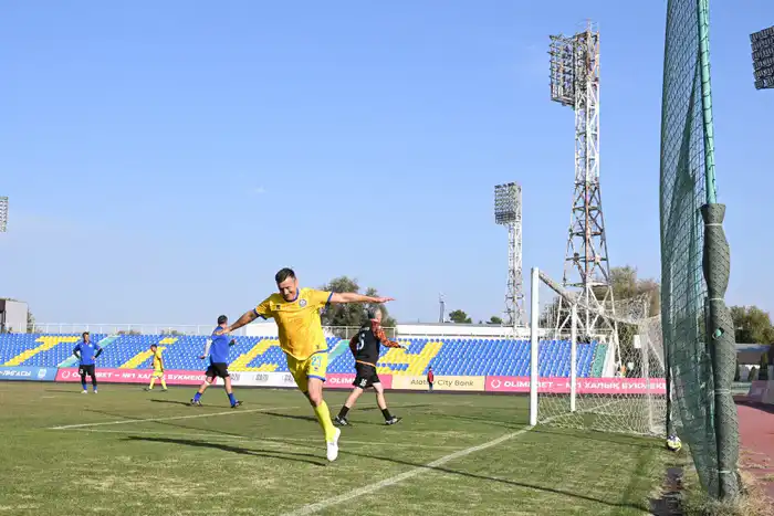 В области Жетісу игроки национальной сборной Казахстана по футболу провели товарищеский матч (9)