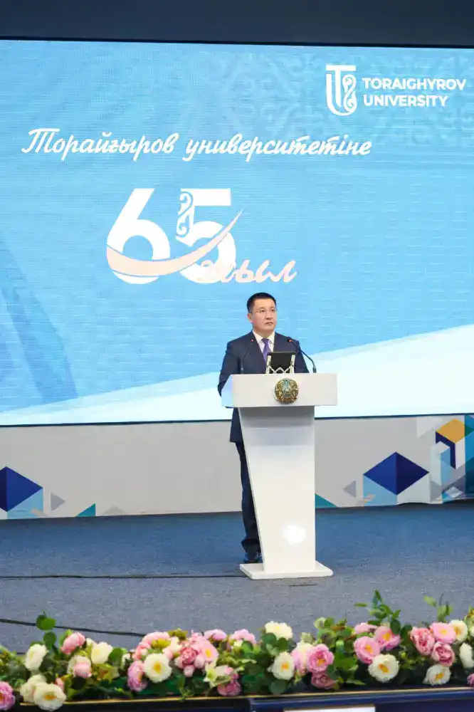 Аким Павлодарской области Асаин Байханов поздравил Торайгыров университет с 65-летием (7)
