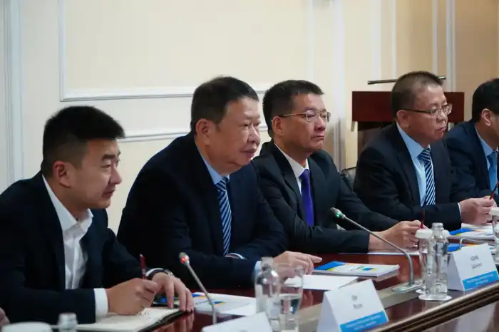 Аким Акмолинской области Марат Ахметжанов провёл встречу с председателем Совета директоров компании «Zijin Mining Group Co., Ltd.» Чэнь Цзинхэ (2)