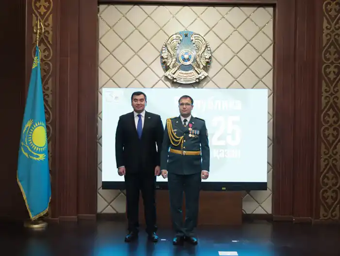 20 спасателей МЧС награждены государственными наградами в честь Дня Республики (3)