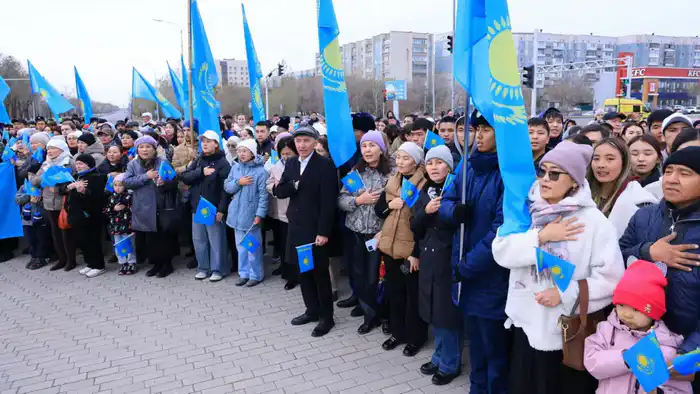 Сотни карагандинцев одновременно исполнили государственный гимн в День Республики (5)