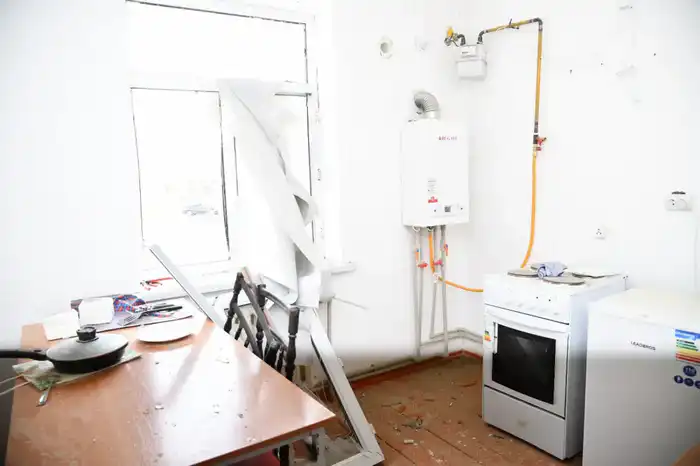 В БЛИЖАЙШИЕ ДНИ НАЧНУТСЯ ВОССТАНОВИТЕЛЬНЫЕ РАБОТЫ ПОВРЕЖДЁННОГО ЖИЛОГО ДОМА В СЕЛЕ ШАУЛЬДЕР ТУРКЕСТАНСКОЙ ОБЛАСТИ (4)