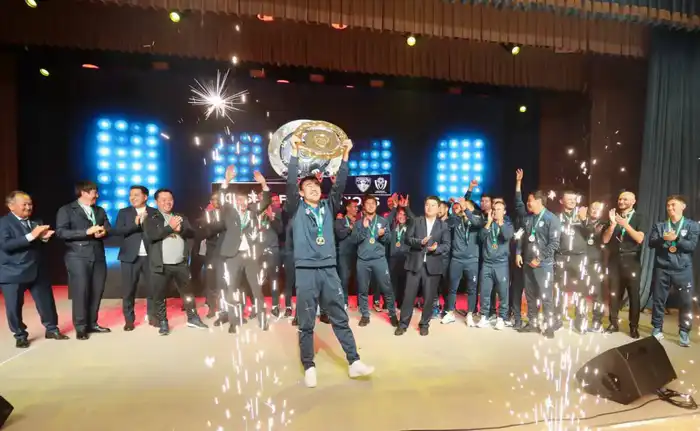 Аким Мангистауской области поздравил футболистов «Каспия» с выходом в Премьер-Лигу (4)