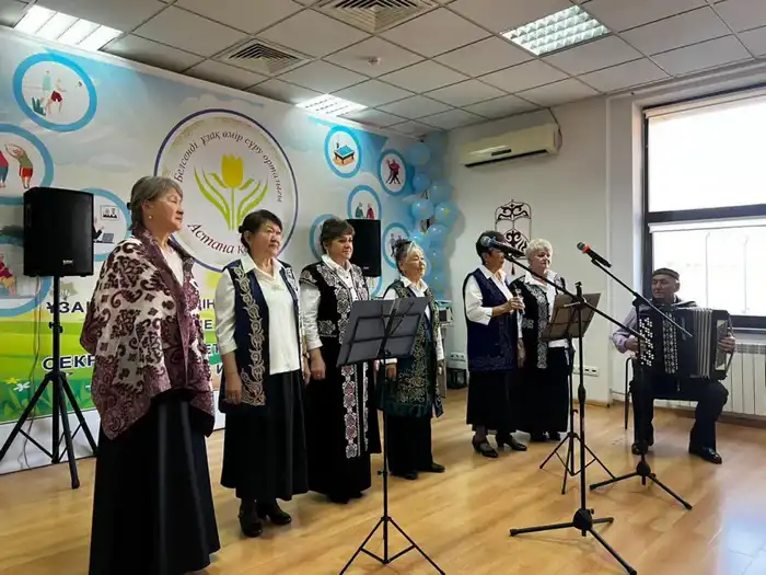 День Республики: в столичном районе Сарыарка артисты провели праздничный концерт (6)