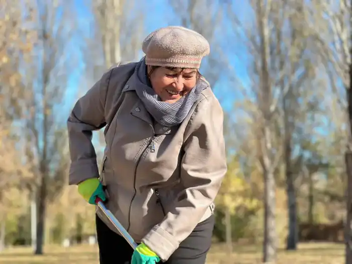 «Таза Қазақстан»: члены АНК посадили на столичной аллее молодые ели (3)