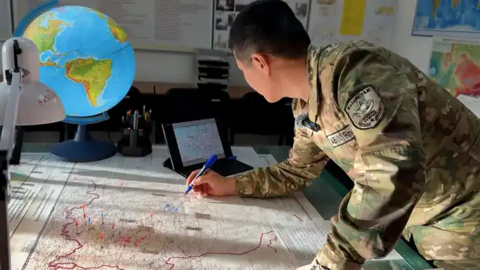 Военные метеорологи изучают современные методы прогнозирования погоды (4)