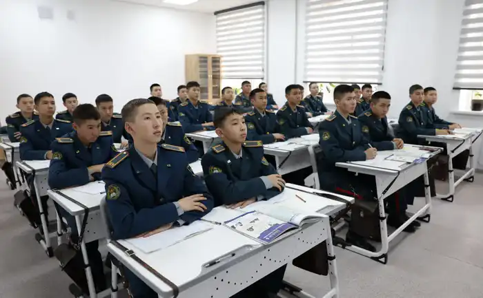 Министр обороны встретился с кадетами нового военно-спортивного колледжа (10)