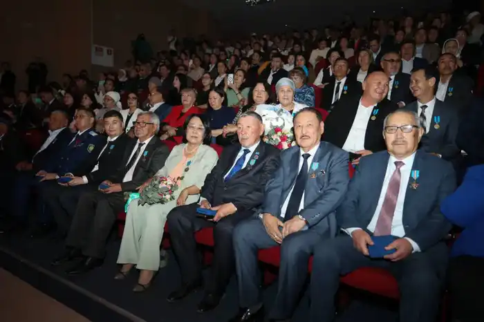 В Мангистау ко Дню Республики прошло торжественное мероприятие (10)