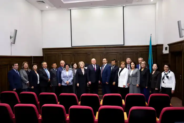 В Академии правосудия при Высшем Судебном Совете Республики Казахстан впервые состоялись курсы переподготовки для председателей районных судов всех регионов страны (9)