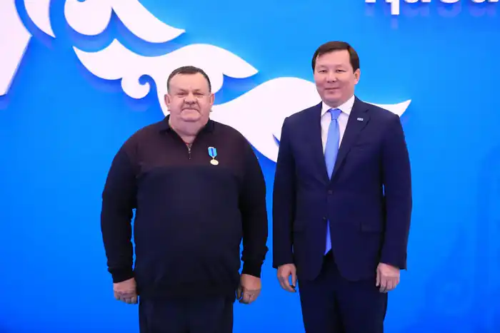 В День Республики актюбинцам вручили государственные награды (7)