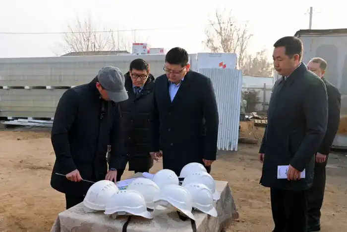 Аким области ознакомился со строительством физкультурно-оздоровительного комплекса в Семее (8)