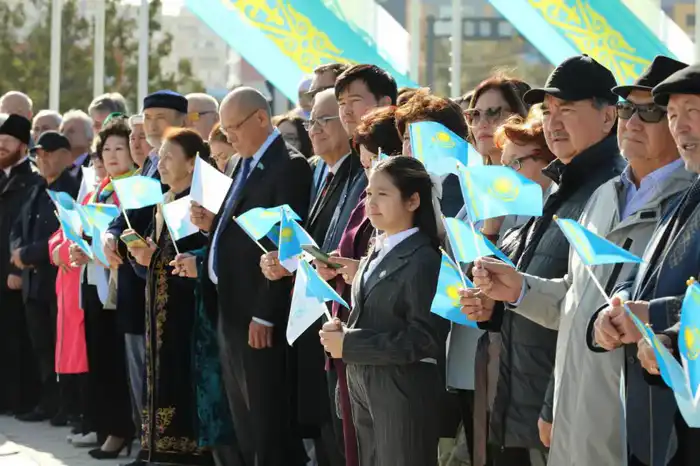 В Актау в честь Дня Республики состоялась церемония поднятия Государственного флага (9)