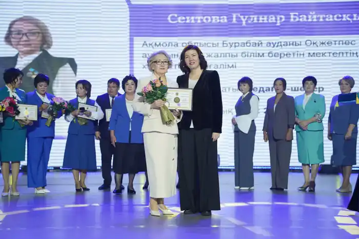 В преддверии Дня Республики министр просвещения вручила 64 учителям звание «Лучший педагог» (2)