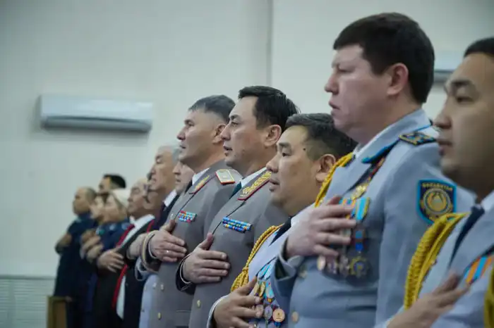 Заместитель министра внутренних дел — Главнокомандующий Нацгвардией поздравил полицейских с Днём Республики (2)