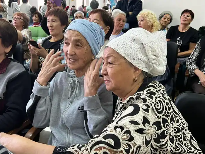 День Республики: в столичном районе Сарыарка артисты провели праздничный концерт (3)