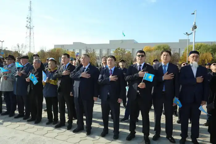 В Актау в честь Дня Республики состоялась церемония поднятия Государственного флага (10)