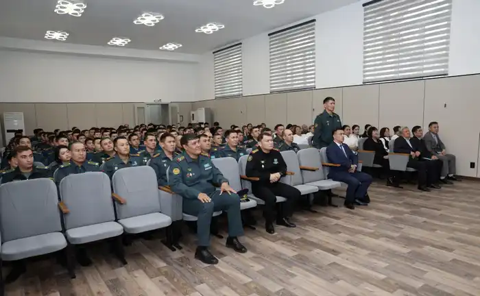 Министр обороны встретился с кадетами нового военно-спортивного колледжа (4)