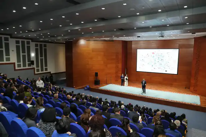 ИСПОЛНЕНИЕ ПОРУЧЕНИЯ ПРЕЗИДЕНТА: МИНИСТР ВРУЧИЛ МОЛОДЫМ УЧЕНЫМ СЕРТИФИКАТЫ НА КВАРТИРЫ (3)