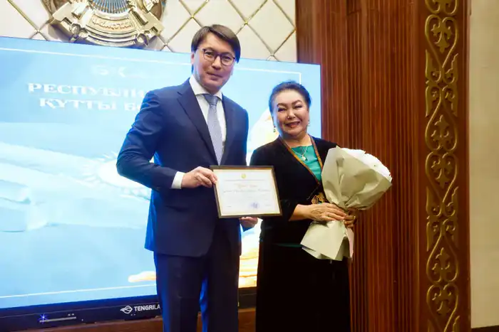 СОТРУДНИКИ АГЕНТСТВА НАГРАЖДЕНЫ В ЧЕСТЬ ДНЯ РЕСПУБЛИКИ (6)