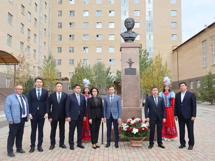 ГЛАВА МИНЗДРАВА ОТМЕТИЛА ВОСТРЕБОВАННОСТЬ ВЫПУСКНИКОВ МЕДУНИВЕРСИТЕТА В АКТОБЕ (3)