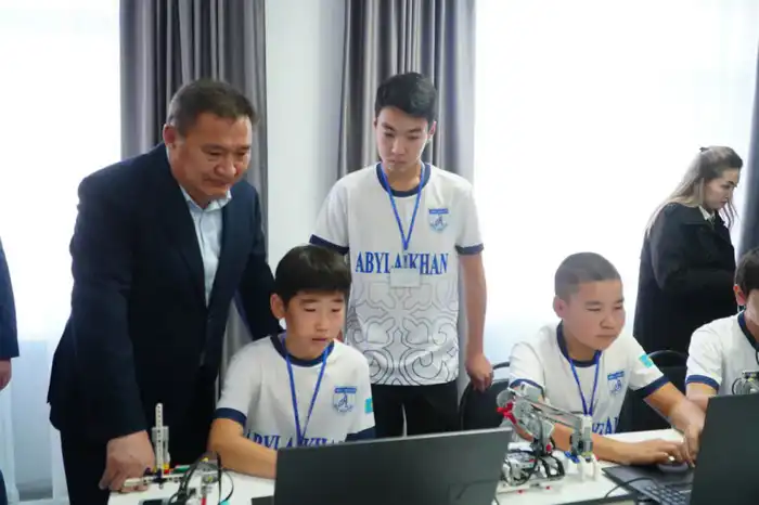 Марат Ахметжанов встретился со школьниками из села Кызылагаш, покорившим Италию своими роботами (3)