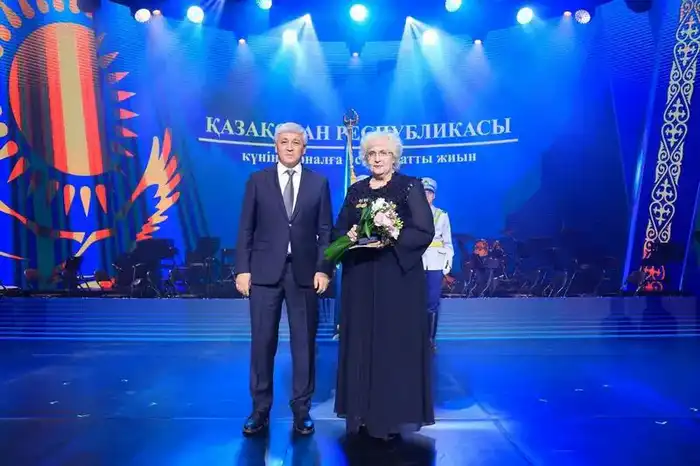 Карагандинцам вручили награды в преддверии Дня Республики (5)