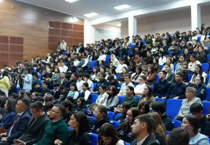 Акцент на цифровизации и диалоге с населением: советник Президента РК встретился с жителями Карагандинской области (3)