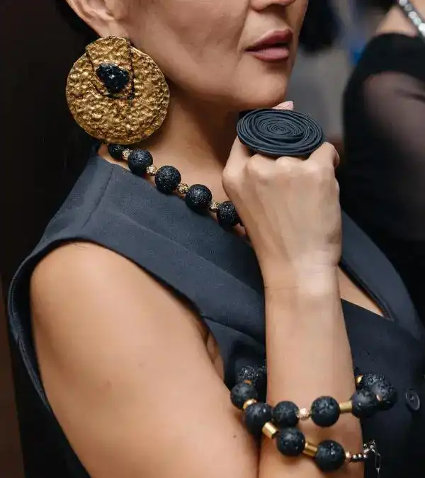 Карагандинский уголь на подиуме Милана: дизайнер Ольга Целлер представила необычную коллекцию украшений (2)