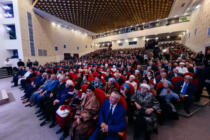 Аким Атырауской области Серик Шапкенов в канун Дня Республики вручил государственные награды (3)