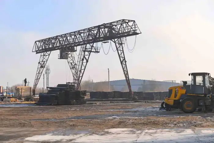 Аким области посетил новый завод, строящийся в Семее (10)