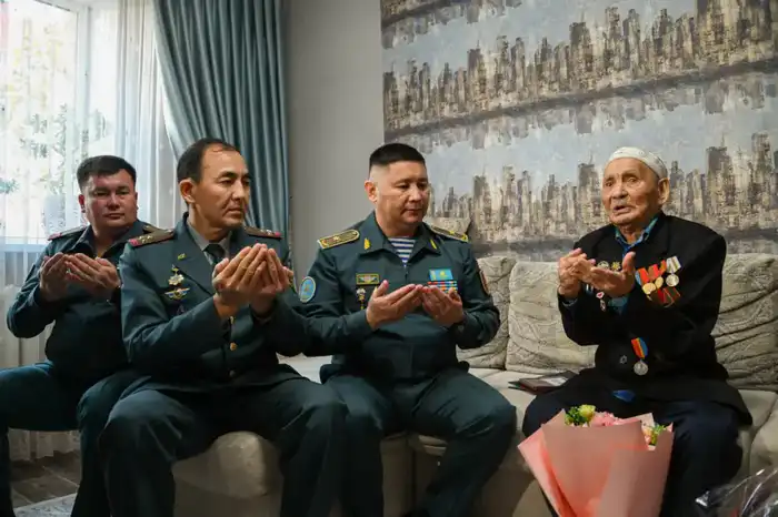 В Астане военнослужащие поздравили ветерана войны Рзагула Байкешева с днем рождения (5)