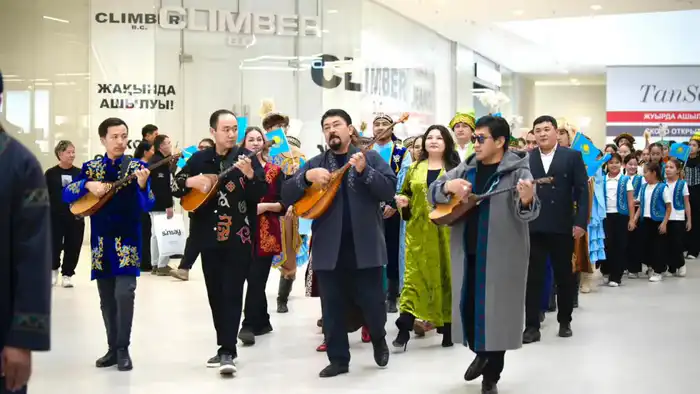 Аким области поздравил футболистов клуба «Алтай» с выходом в Премьер-лигу (7)