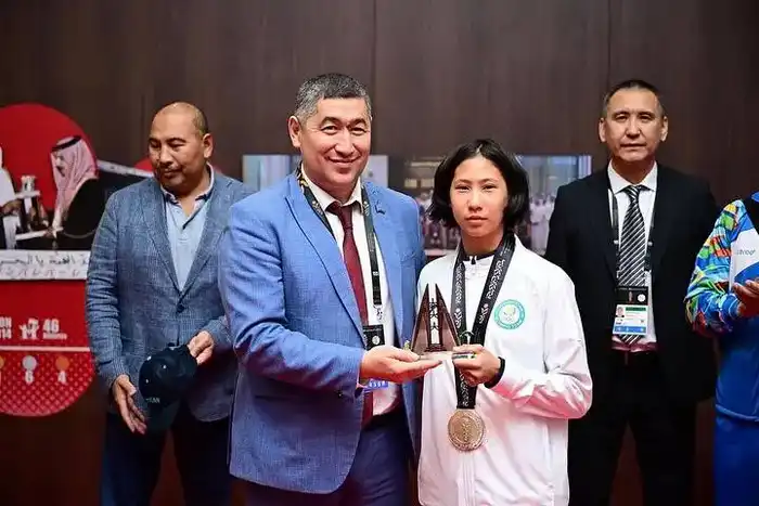 Руслан Есеналин поздравил Анелю Цой, представлявшую сборную Астаны на III юношеских Азиатских играх в Манаме (Бахрейн) (3)