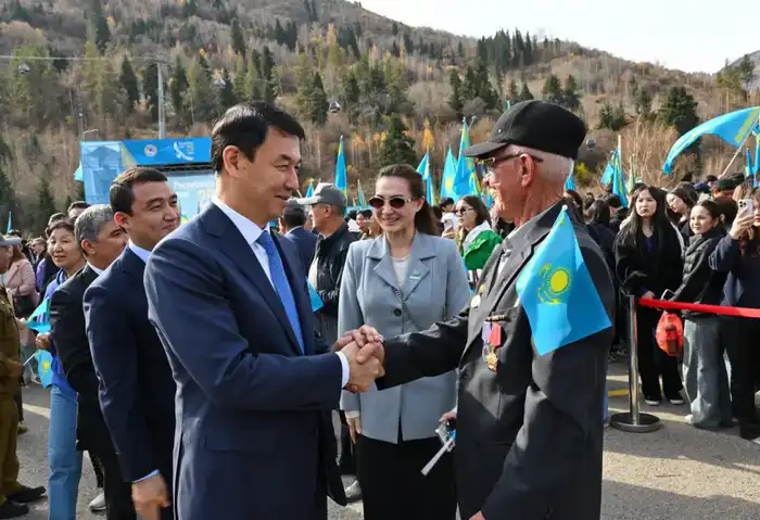 В Алматы в честь Дня Республики состоялась церемония поднятия Государственного флага (4)