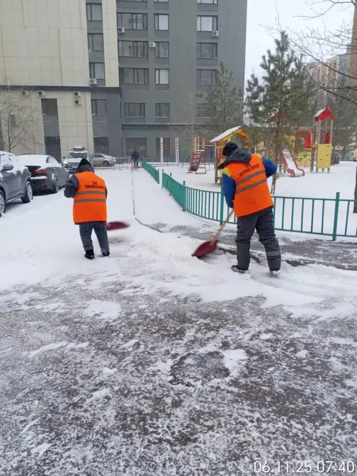 Порядка 2 500 дорожных рабочих вышли на уборку снега в Астане (2)