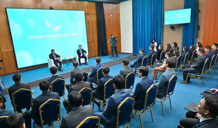 Председатель АДГС провел брифинг по итогам отбора в Президентский молодежный кадровый резерв-2025 и встретился с резервистами (5)