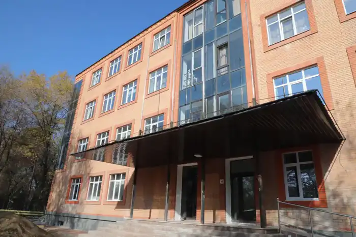 Заместитель акима Алматы Абзал Нукенов проверил ход строительства студенческих общежитий (6)