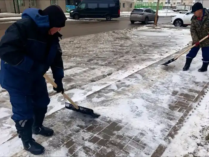 Почти 3 000 коммунальщиков ведут работы по уборке снега и наледи в Астане (3)